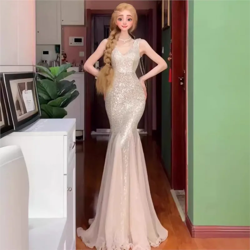 The host's banquet dress features a light luxury and niche style It is heavy sequined fishtail halter