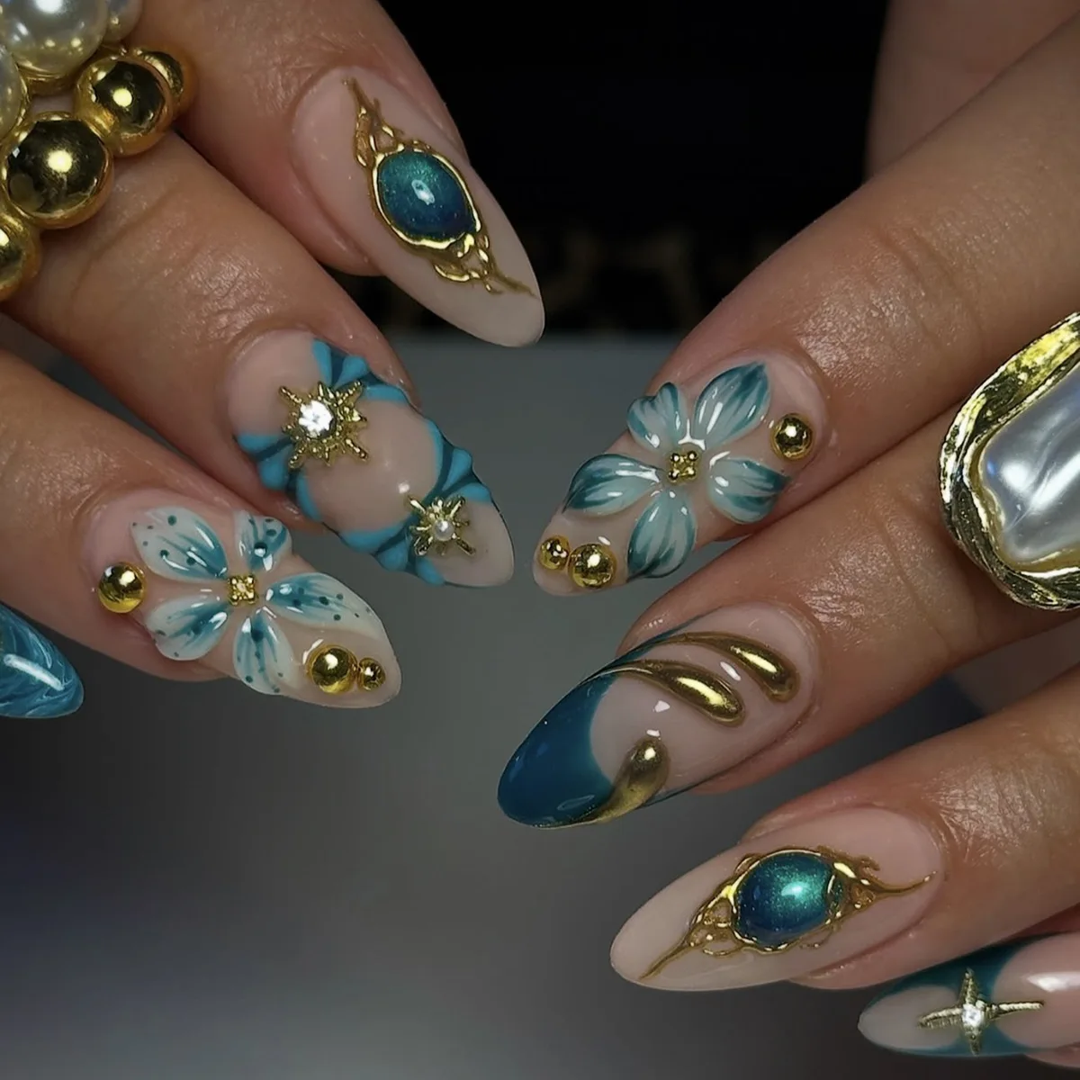 24枚入り アーモンド型 エレガントな3Dフラワー柄 フレンチチップデザイン 取り外し可能な付け爪 女性用 プレスオンネイル マニキュアアート