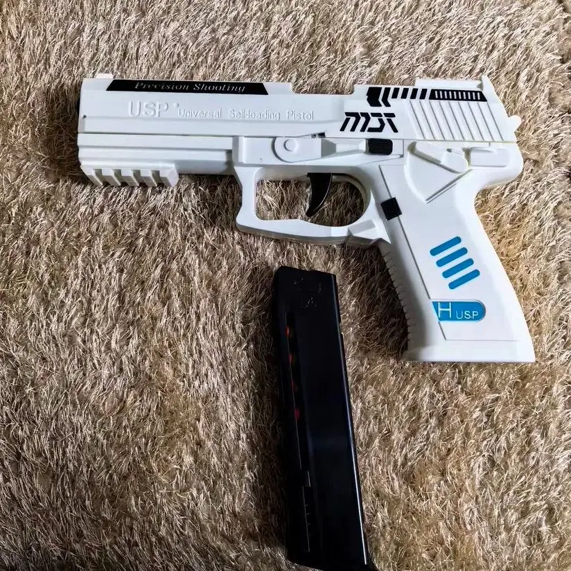 Pistola giocattolo USP Fuoco continuo con guscio da lancio laser Pistola sospesa vuota Lanciatore di giochi all'aperto Regalo di Natale per ragazzi