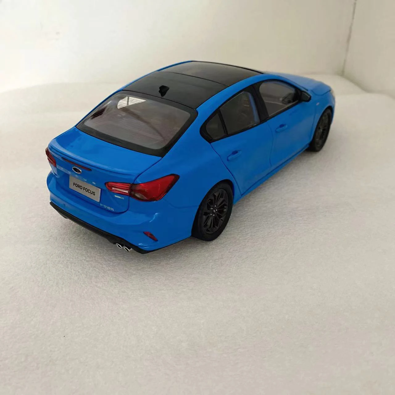 Blue Ford Focus Car Model Ornament For 1:18 Scale Die-cast Alloy