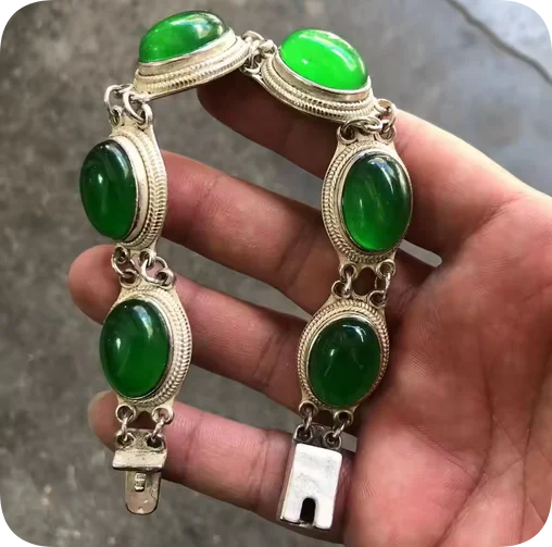 Natural jadeite bracelet with hand-carved 6 Beautiful jade beads