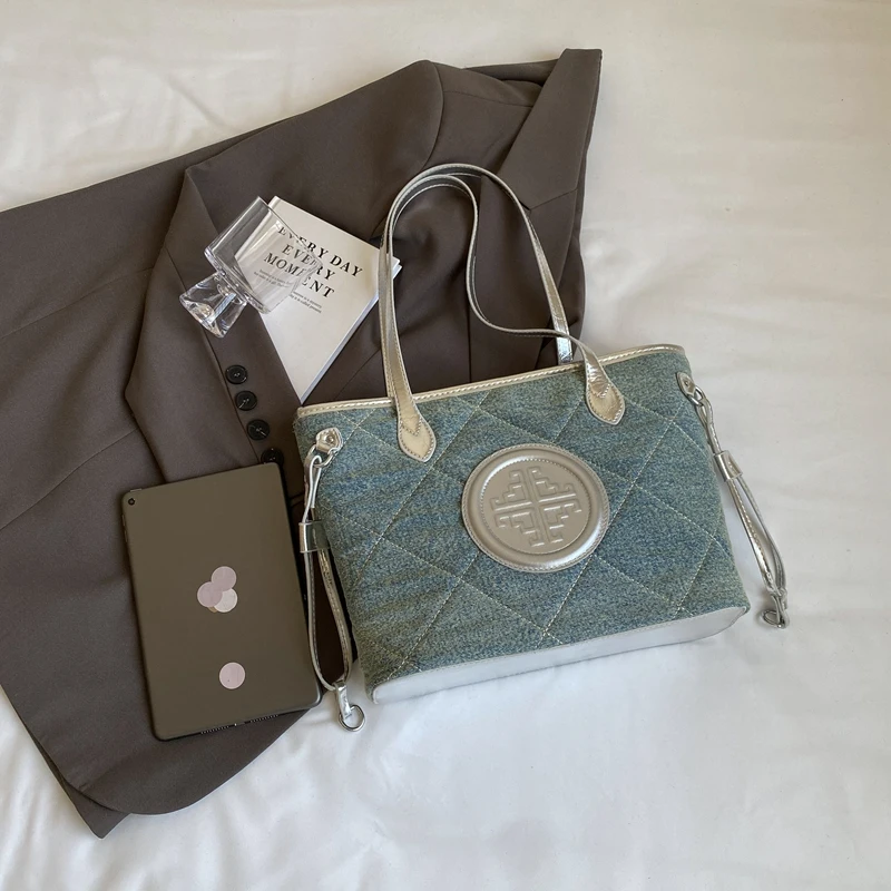 Denim bag for women with large capacity, 2024 new summer casual shoulder diamond plaid bag, class commuting tote bag