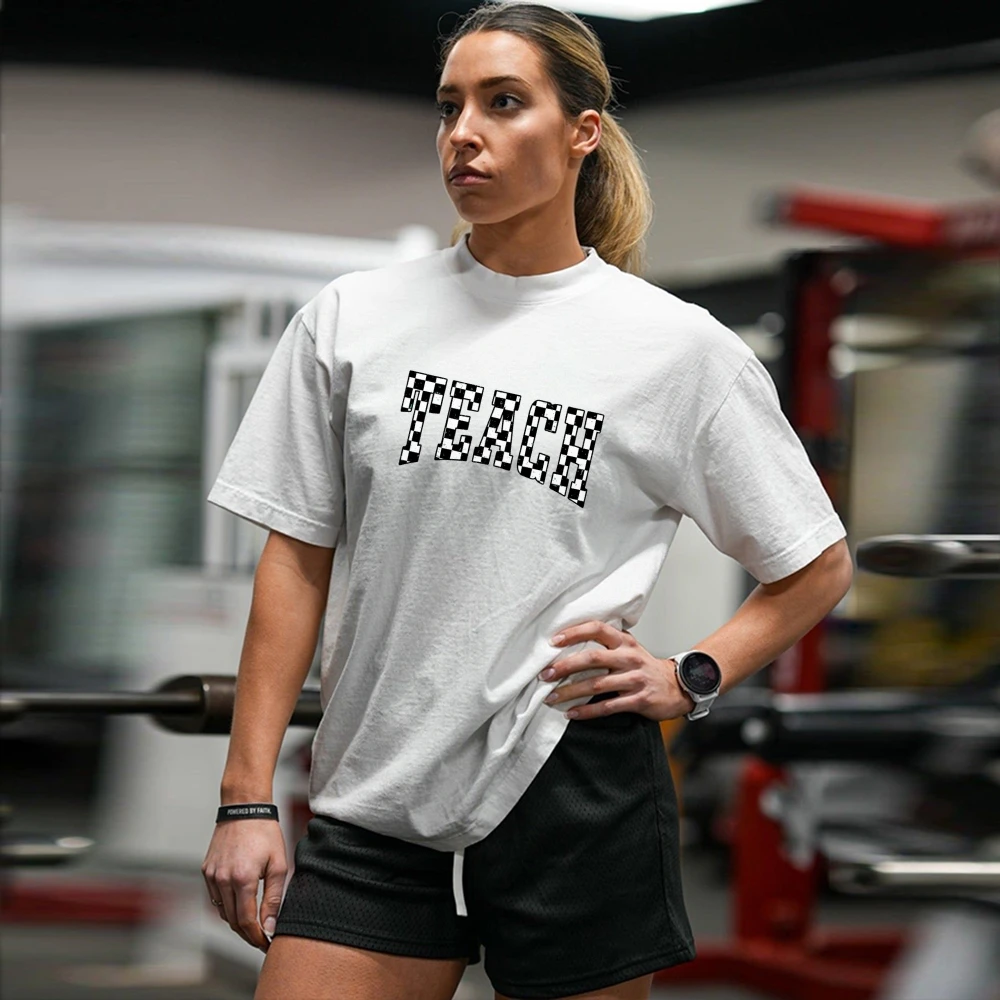 

Men's White Short-Sleeve T-Shirt with Stylish Checkerboard "TEACH" Letter Print Casual Comfortable Loose-Fit Tee for Daily Wear