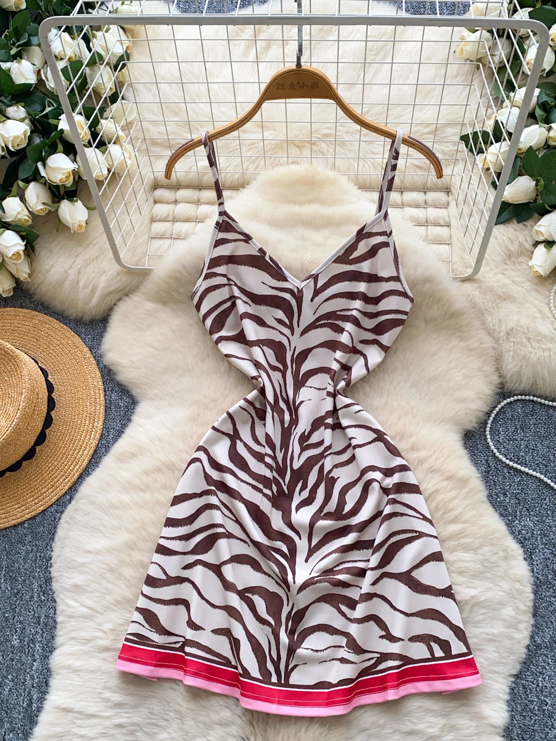 ファッショナブルなヒョウ柄ホルターネックワンピース レディース 夏 2025 新作 シンプル ウエストシェイプ スリム ショートスカート シティ通勤