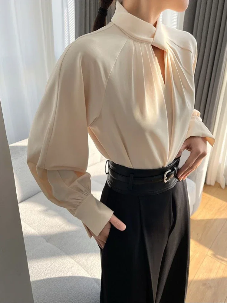 Camicetta da donna con colletto alla coreana e maniche a lanterna. Design dal temperamento elegante. Camicia da donna alla moda. Camicie larghe da donna da ufficio solide