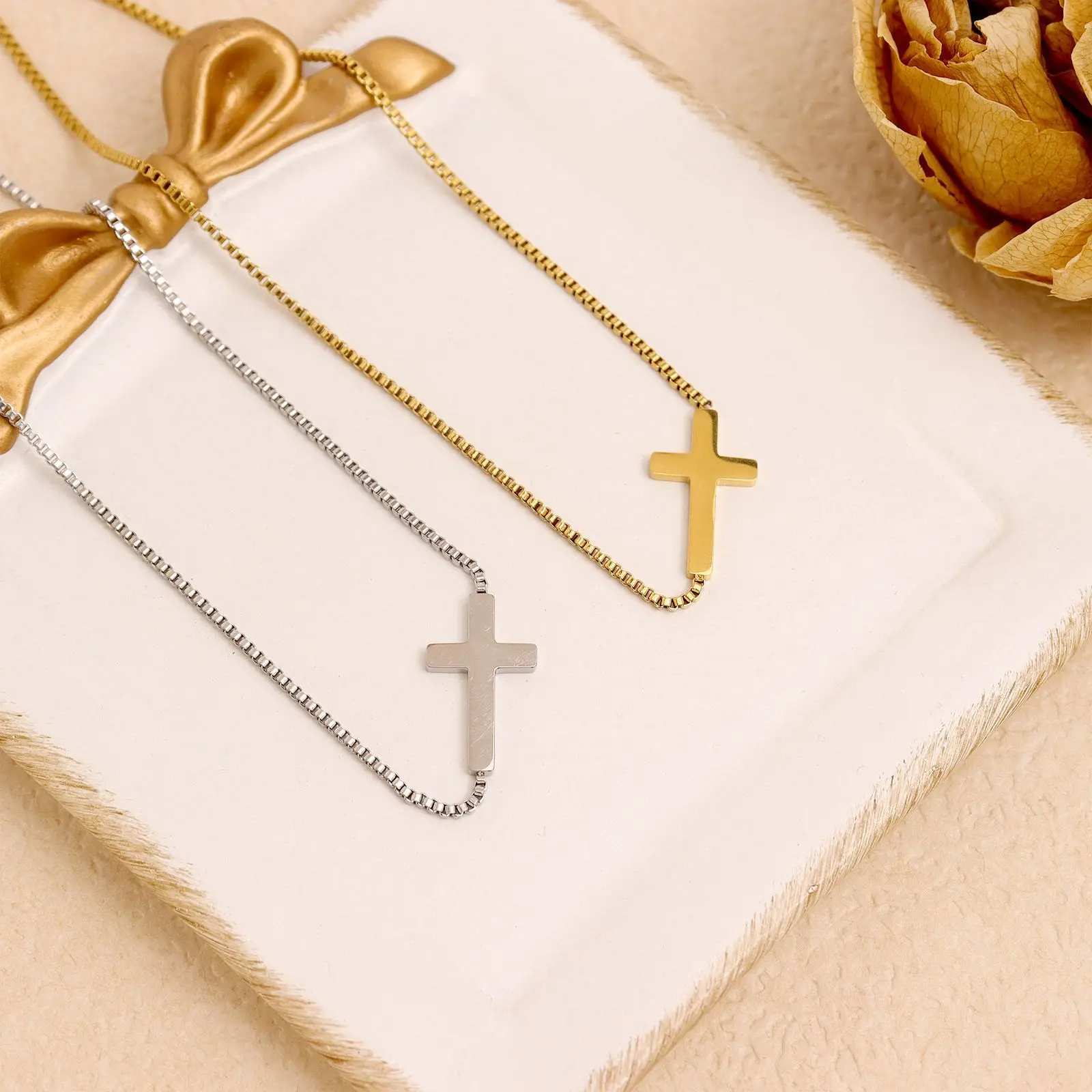 

Cross Pendant Choker Necklace 18k Gold Plated Simple Fashion for Women Premium Lightweight Daily Jewelry Gift