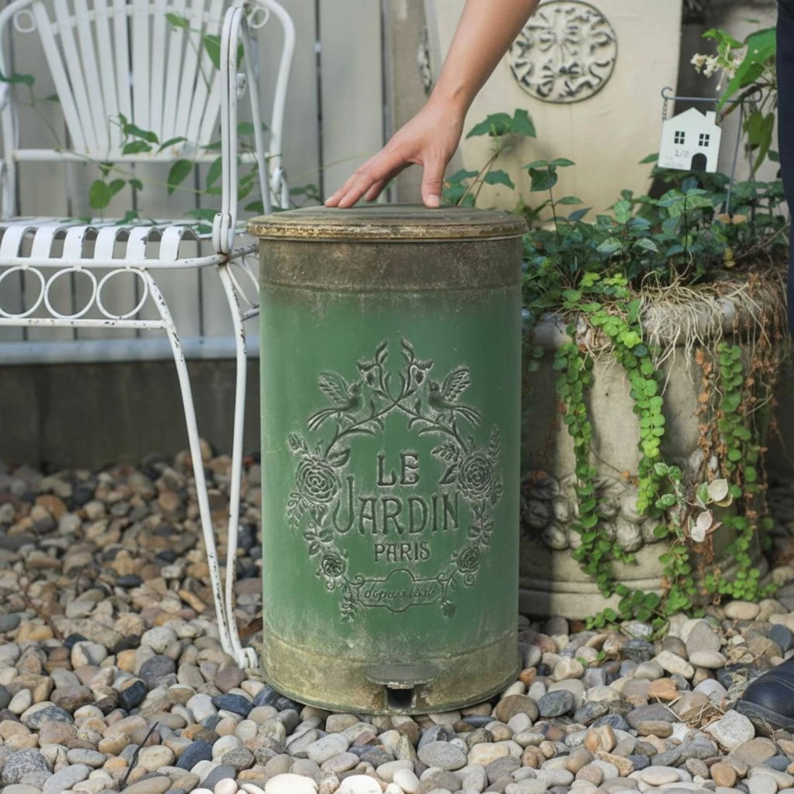 

Garden Iron Dustbin Step-on Lid Decorative Pedal Waste Bin Vintage Metal Trash Can Rust Resistant Decorative Waste Bin