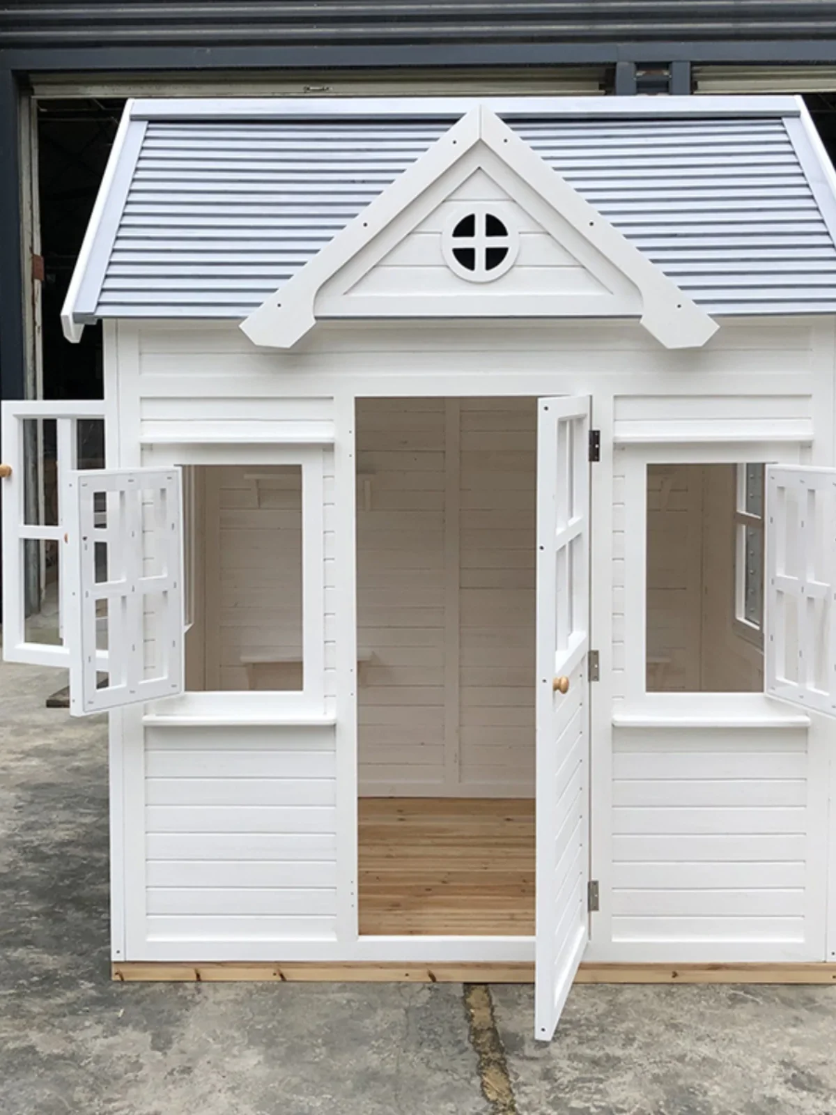 Kindergarten outdoor chalet children's play room  wooden interactive preservative wood mobile wooden house customization