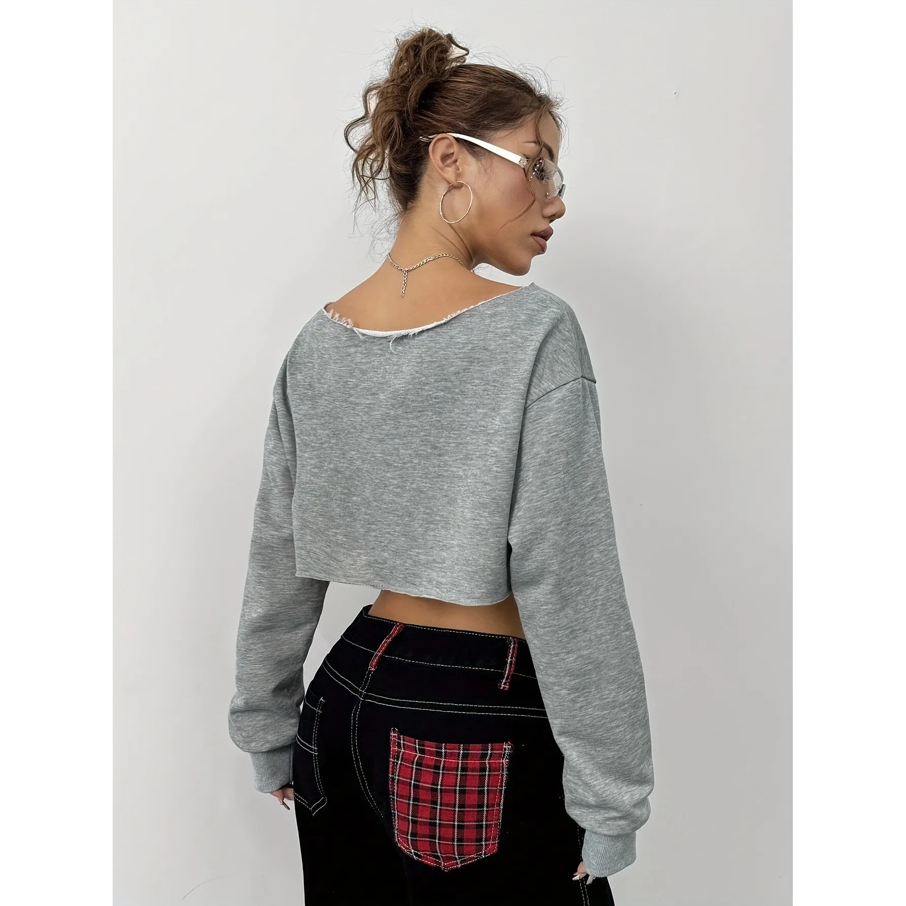 Damska krótka bluza z kapturem Y2K, dzianina poliestrowa, model Svel Princ Sve bez dekoltu, kolekcja wiosna 2026