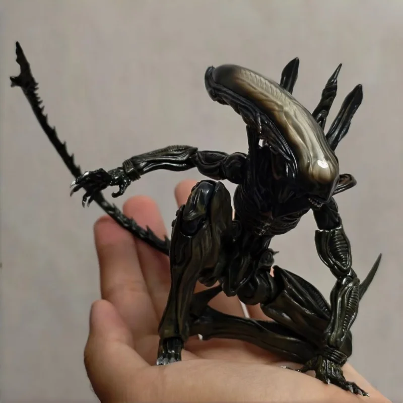 Nowa seria figurek 52TOYS Alien Lightning Dance Fig Lite Yoshi Xenomorph Filmowa Figurka Akcji Model Zabawka Prezent Urodzinowy dla Chłopca Prezent na Boże Narodzenie