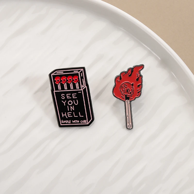 Sci-Fi-Horrorfilm-Kollektion Emaille-Pins: Rote Kannibaler-Blumen, Totenkopf-Kreuz, Monsterkopf-Brosche, Reversnadeln, Punk-Schmuckgeschenk – Detail 12