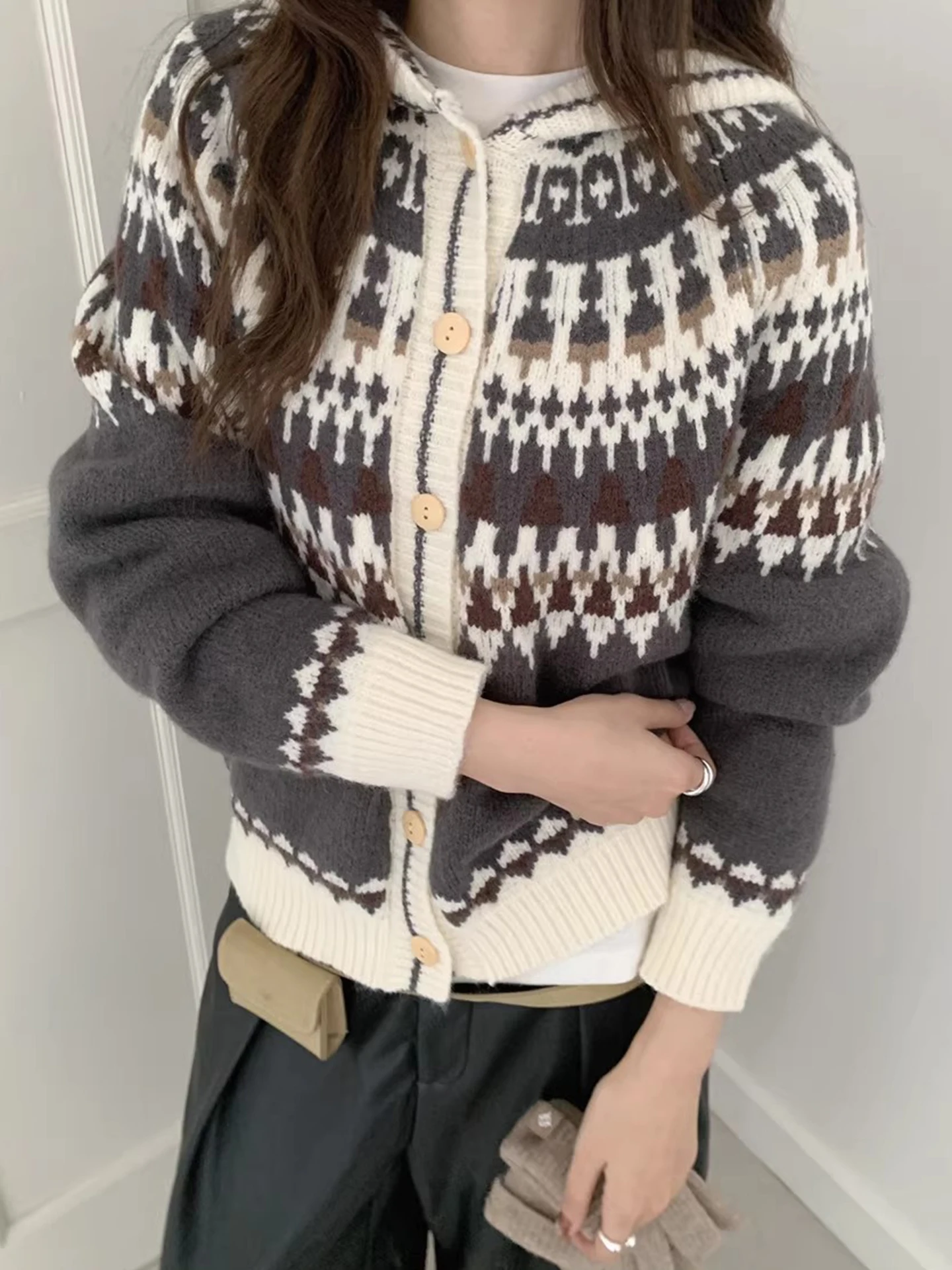 เสื้อคลุมไหมพรมถักมีฮู้ดสำหรับผู้หญิง สไตล์เรโทร สีสันสดใส แต่งผ้าต่อกัน  สำหรับฤดูใบไม้ร่วงและฤดูหนาว ให้ความอบอุ่น  แบบยาว