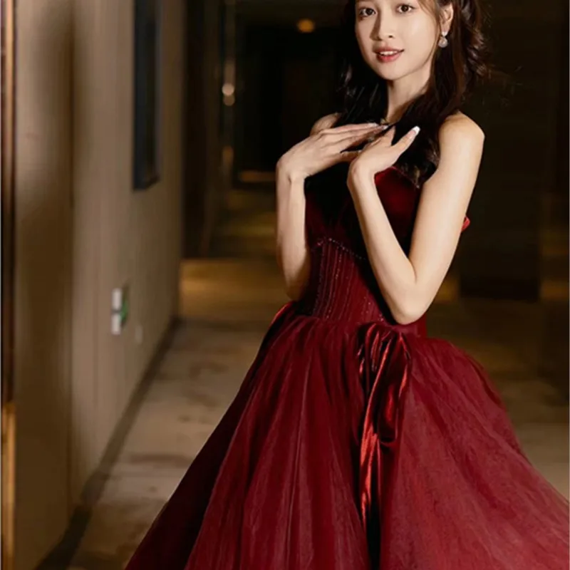 Toasting a small number of light luxury wine red chest back banquet dress