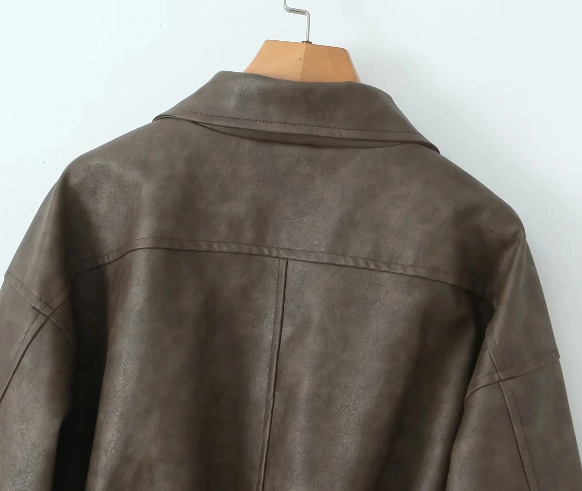 เสื้อโค้ทหนังแท้สไตล์เรโทรอเมริกัน สีน้ำตาลเข้ม แนวเท่ หวานซ่อนเปรี้ยว สำหรับผู้หญิง ฤดูใบไม้ผลิ ฤดูใบไม้ร่วง รุ่นใหม่ สไตล์สปอร์ต สีน้ำตาลเข้ม