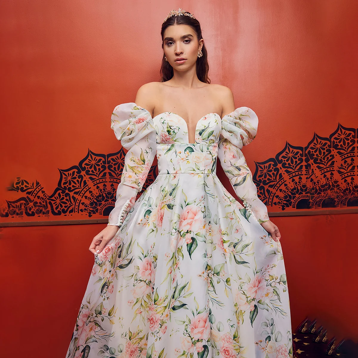 Vestidos de novia alternativos de organza floral floreciente personalizados, mangas largas de globo extraíbles, vestido de novia con abertura larga y bolsillos