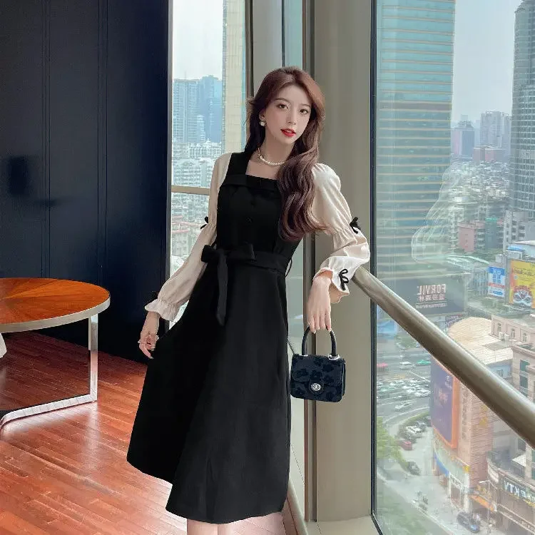 

French Square Neck Corduroy Dress with That Exudes a Slimming and Slimming Vibe Featuring a Vintage Waist Cinching Design