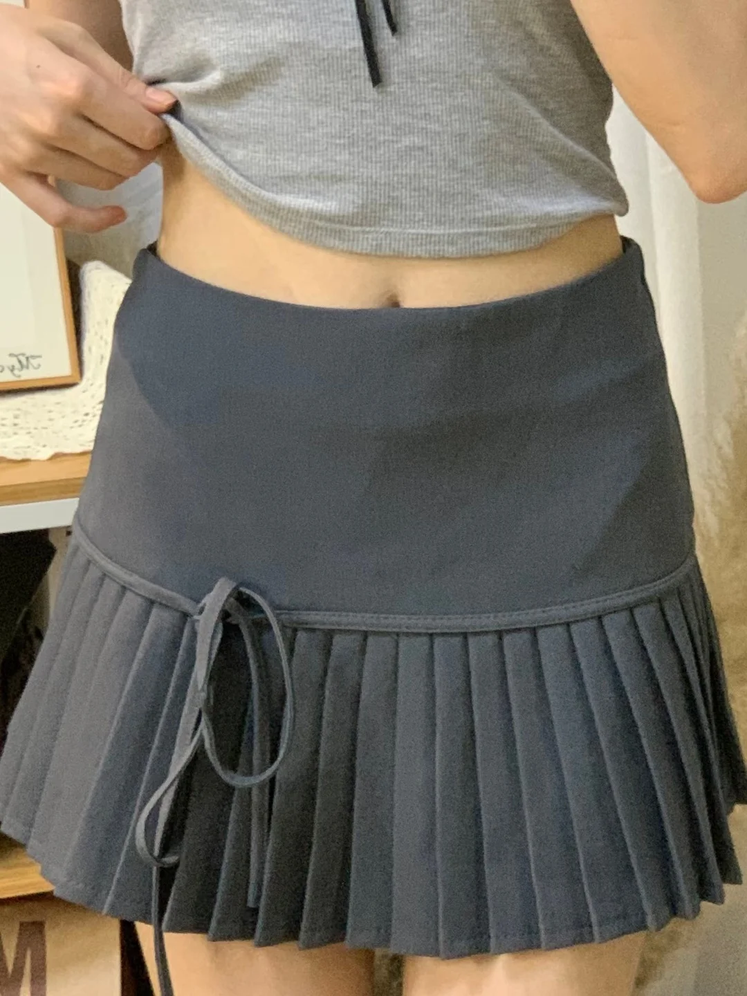 

Серая плиссированная юбка с бантом и высокой талией, женская, весенняя, сексуальный дизайн, стройнящая, А-силуэт, средней длины, в корейском стиле, для повседневной носки