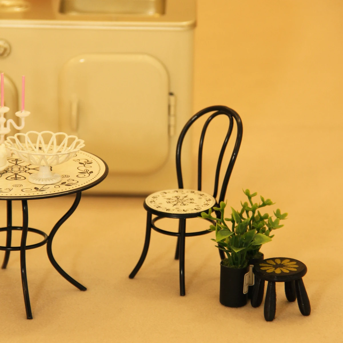 ミニチュア模擬ドールハウス家具 1:12 錬鉄製テーブルと椅子 3 点セット Bjd Ob11 ドールハウスの家庭用家具に適しています