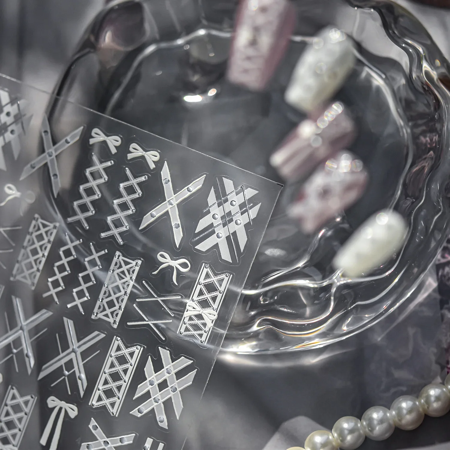 純白のストラップ、蝶結びリボン、レオパード柄の蝶ネクタイ、チェリー、水玉模様、ハート、星、ラインストーン、パール、シックなネイルアートステッカー、デカール