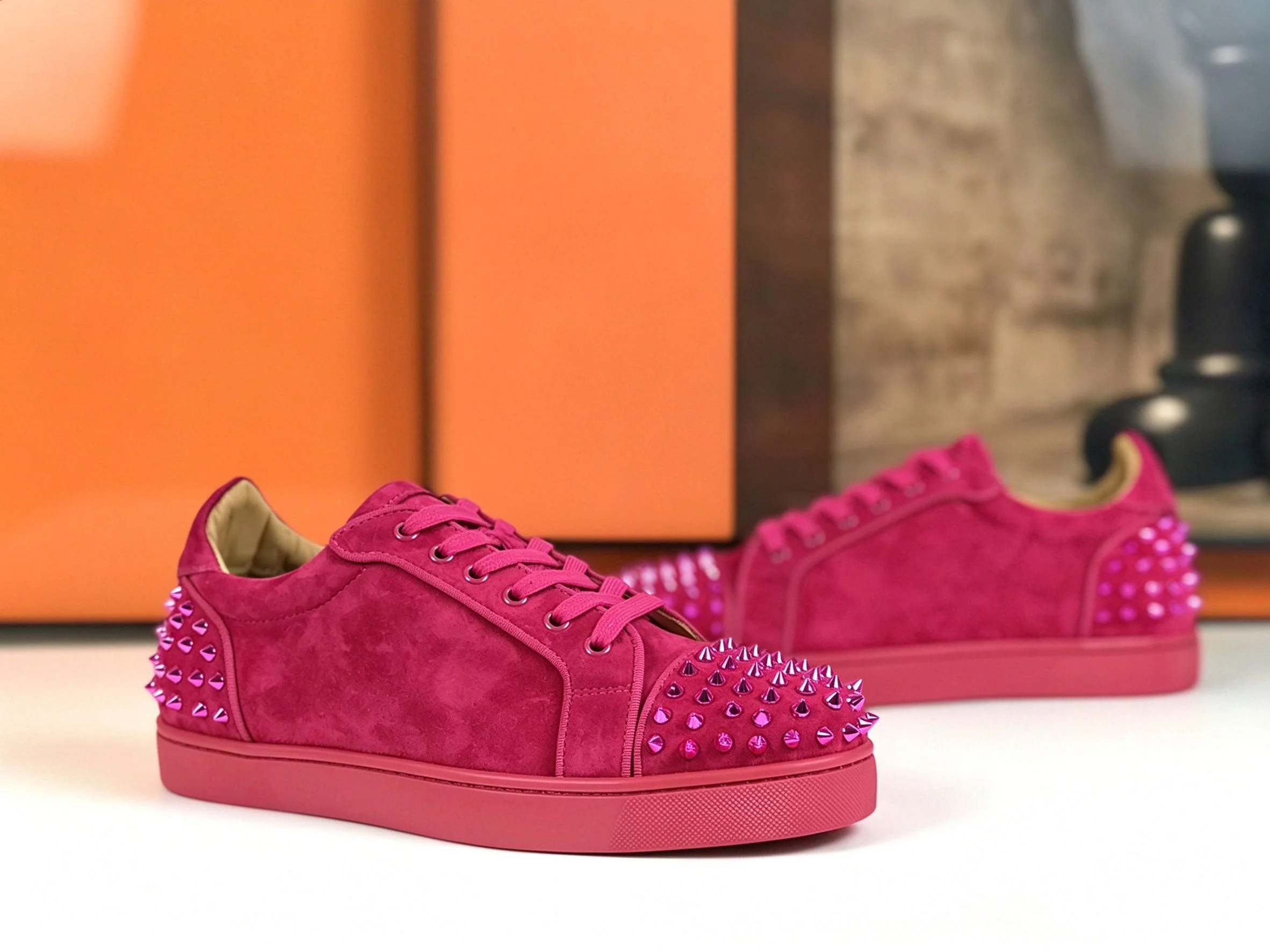 Luxury Low Top Rose Red Suede Leather Studded Shoes Male Spikes Toe Heels Sneakers Lace Up Casual Flats Red Bottom Shoes For Men