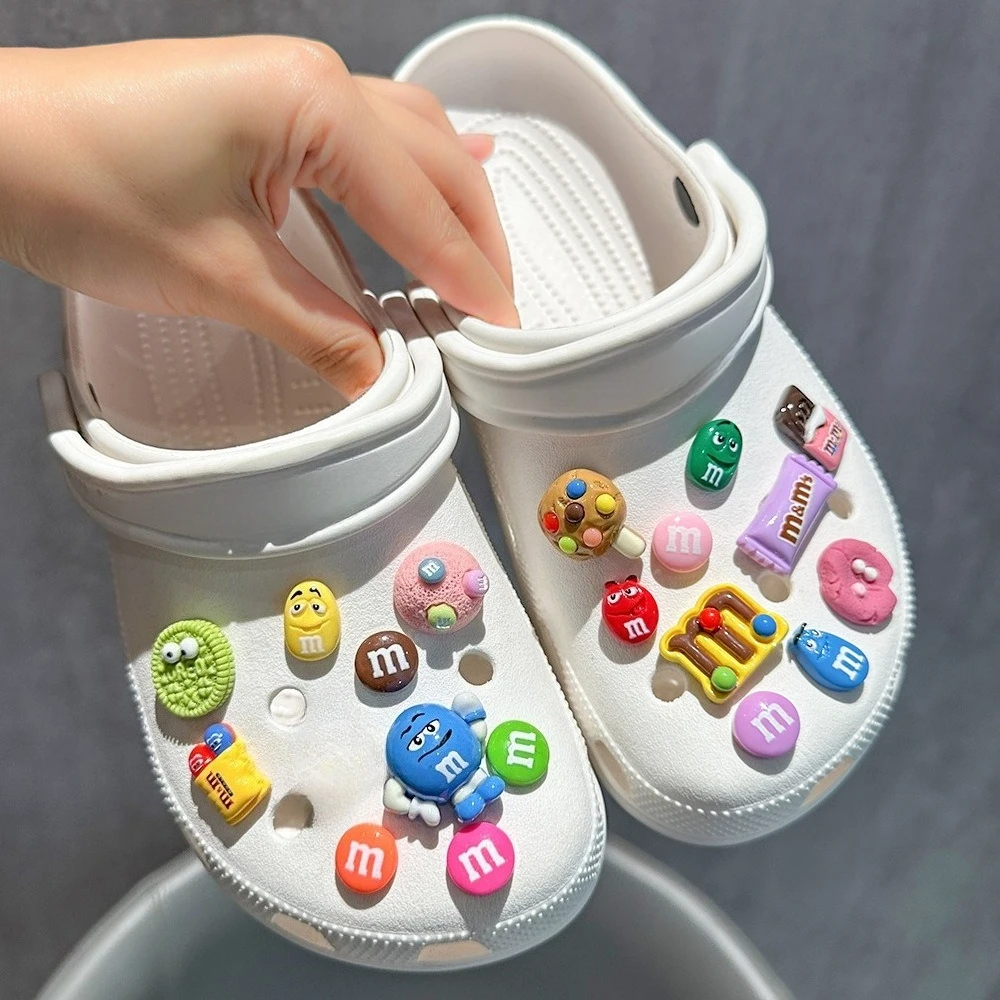 Multicolor letra M agujero de frijol zapatos encantos decoraciones Jeans ajuste lindo caramelo zapatos encantos para zapatillas de niño accesorios regalo