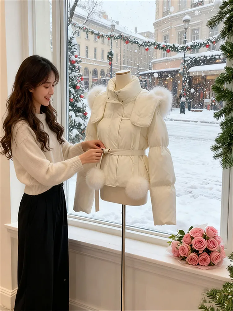 Parka corto con cappuccio con collo in pelliccia bianca chic coreana Giacca bomber con palline di pelliccia carina Cappotto di pane di nuova moda invernale Cappotto spesso casual