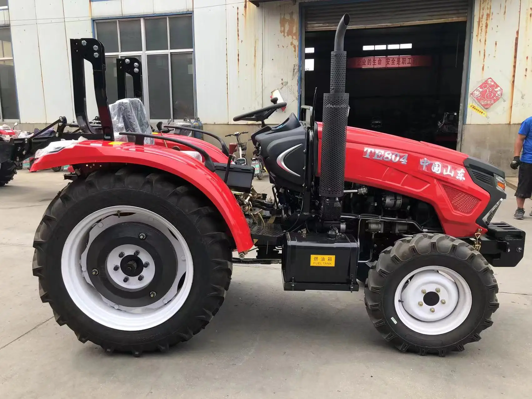 รถแทรกเตอร์ฟาร์ม 50HP 4x4WD รถแทรกเตอร์การเกษตรพร้อมระบบบังคับเลี้ยวไฮดรอลิก