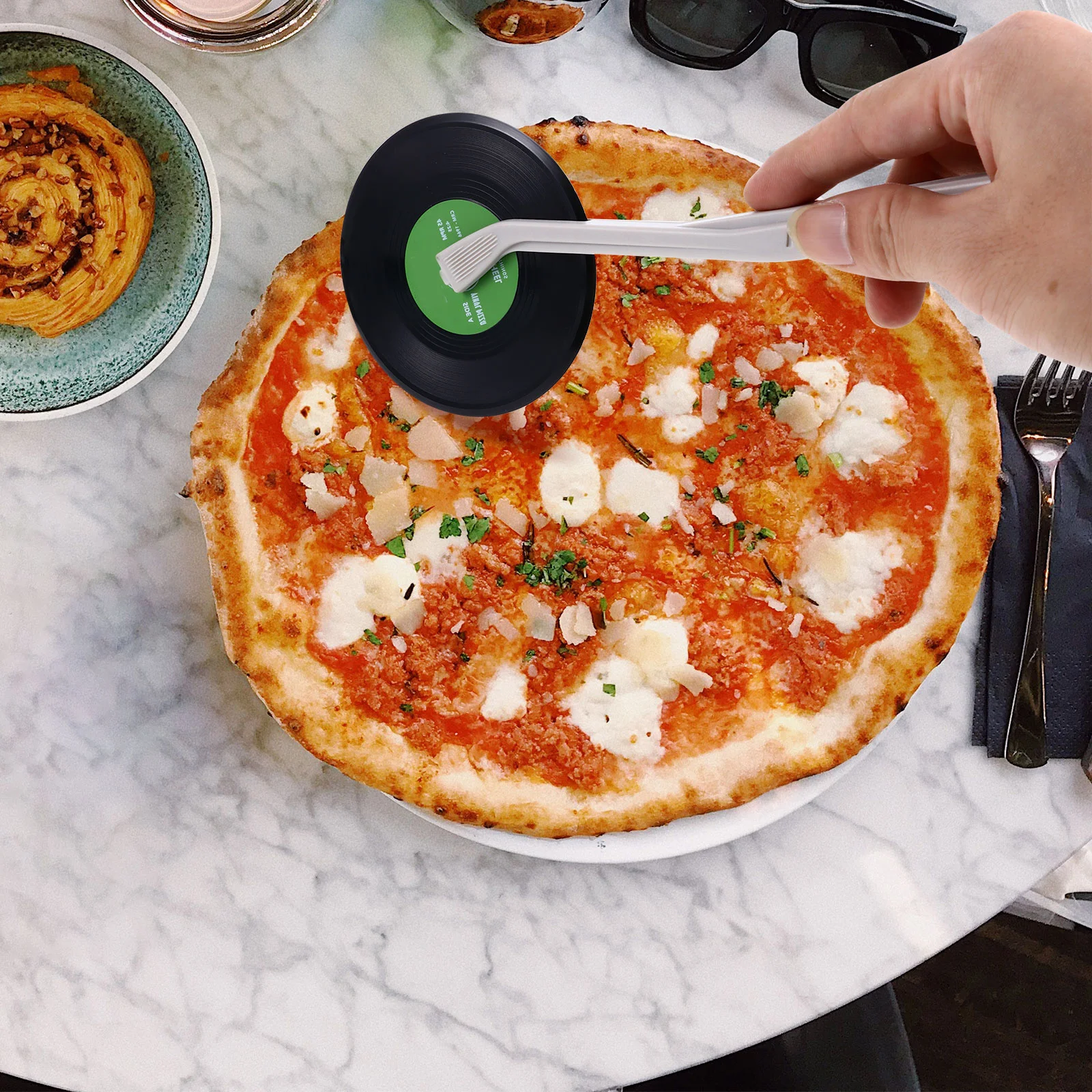 

Pizza Cutter Slicer Vintage Vinyl Record Design Kitchen Gadget For Home Bakery Use Practical Bread Cutting Tool Kitchen