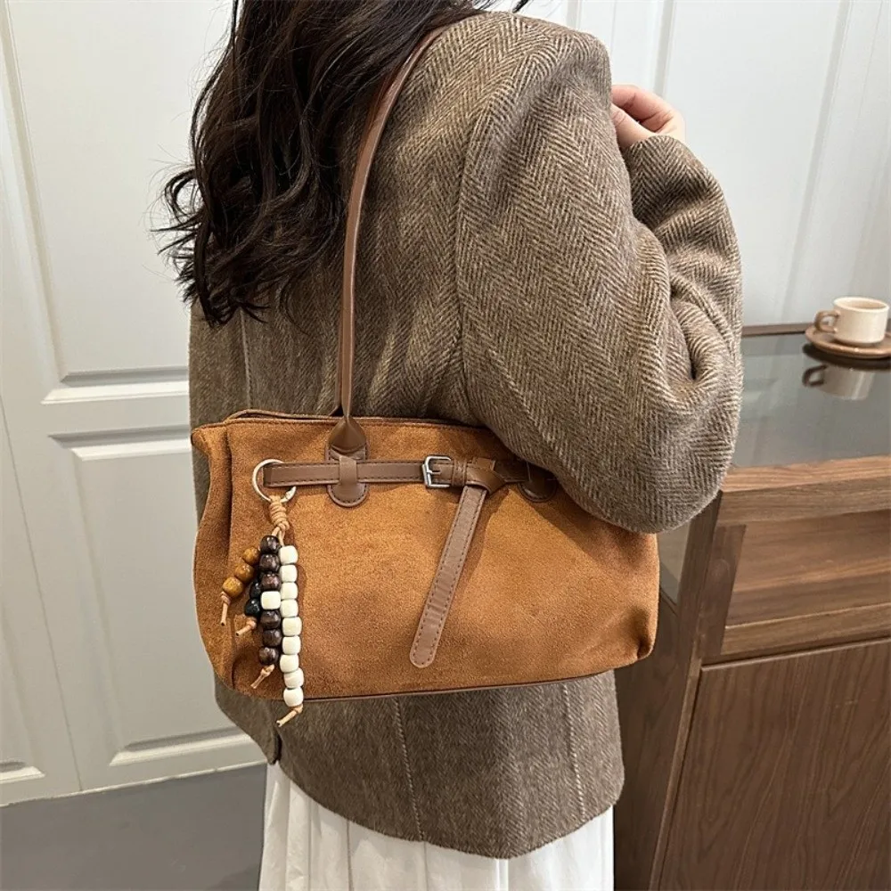 bolsa-de-ombro-vintage-estilosa-e-moderna-grande-capacidade-bolsa-tote-em-imitacao-de-suede-cor-solida-com-decoracao-de-pingente-bolsa-de-braco-para-mulheres