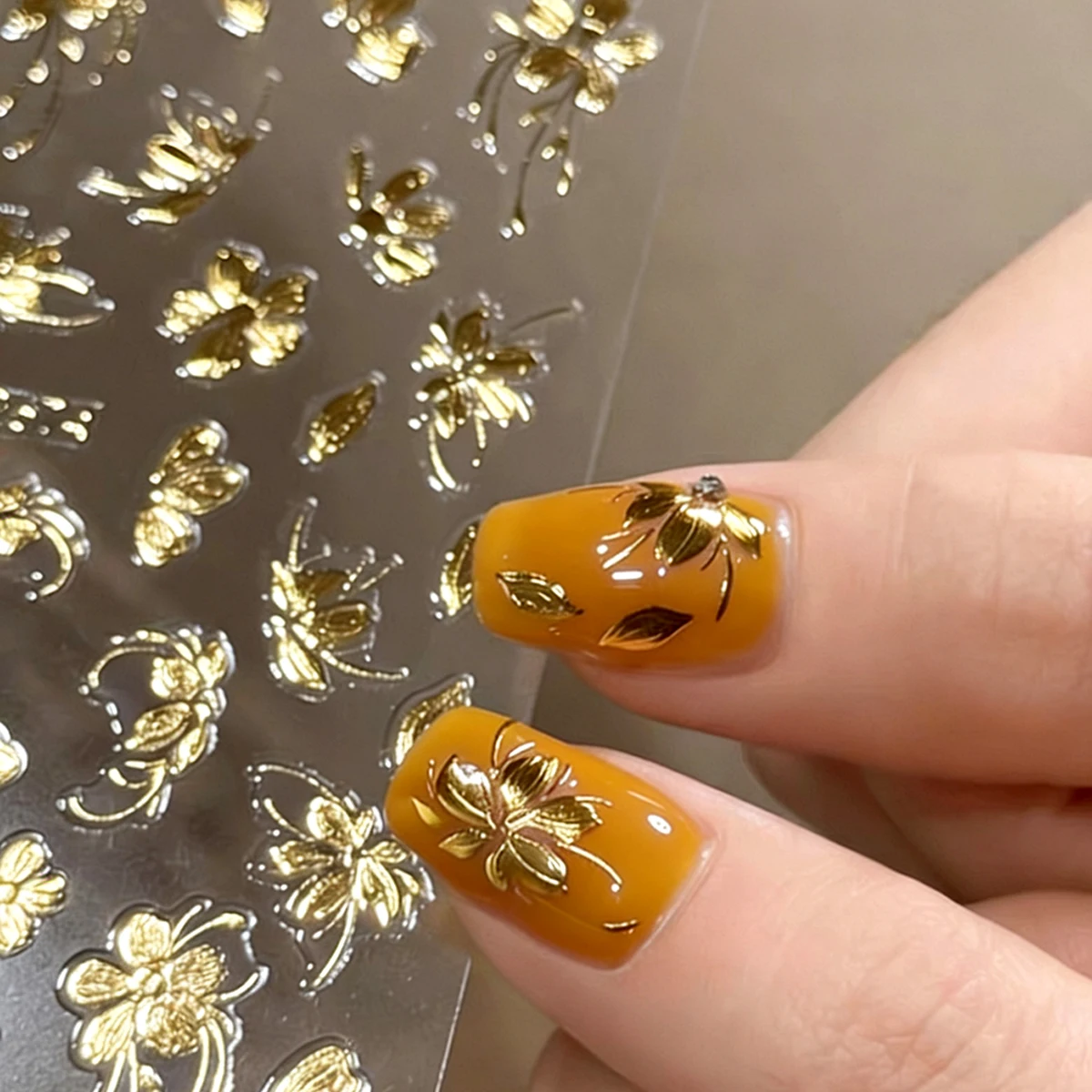 Neujahrs-Nagelaufkleber mit Goldfolien-Druck von Blättern und Blumen, Hochzeits-Nageldekorationen, Kirschblüten-Blütenblatt-Nagelkunst-Aufkleber