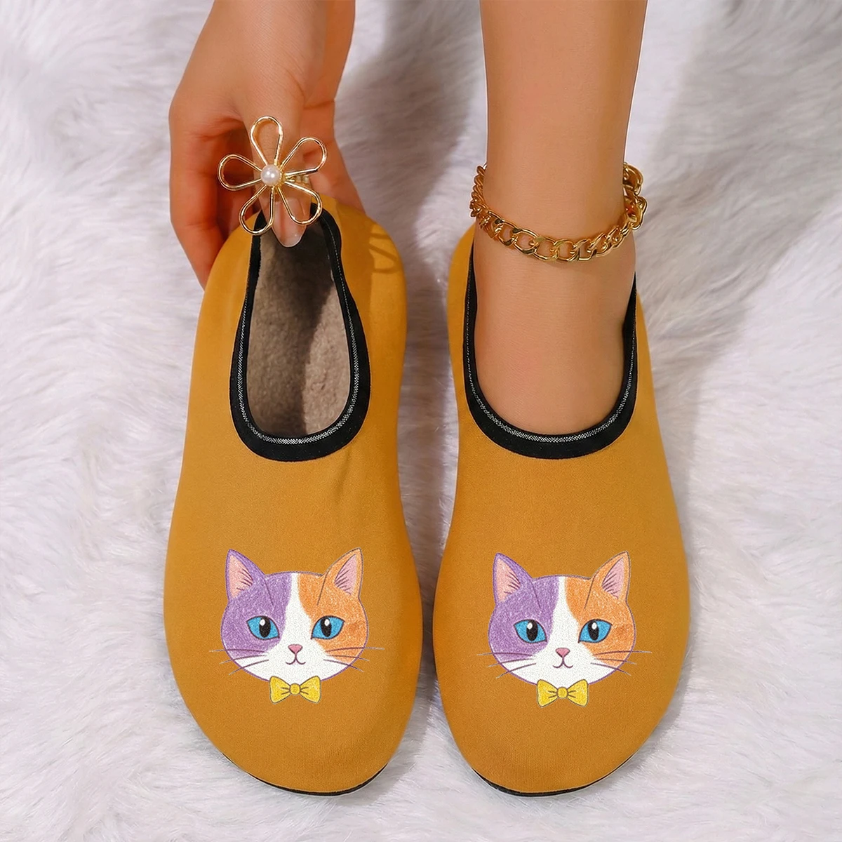 شبشب نسائي لطيف مطبوع عليه قطة من جلد الغزال يسمح بمرور الهواء ومرونة عالية للاستخدام الداخلي ومضاد للانزلاق