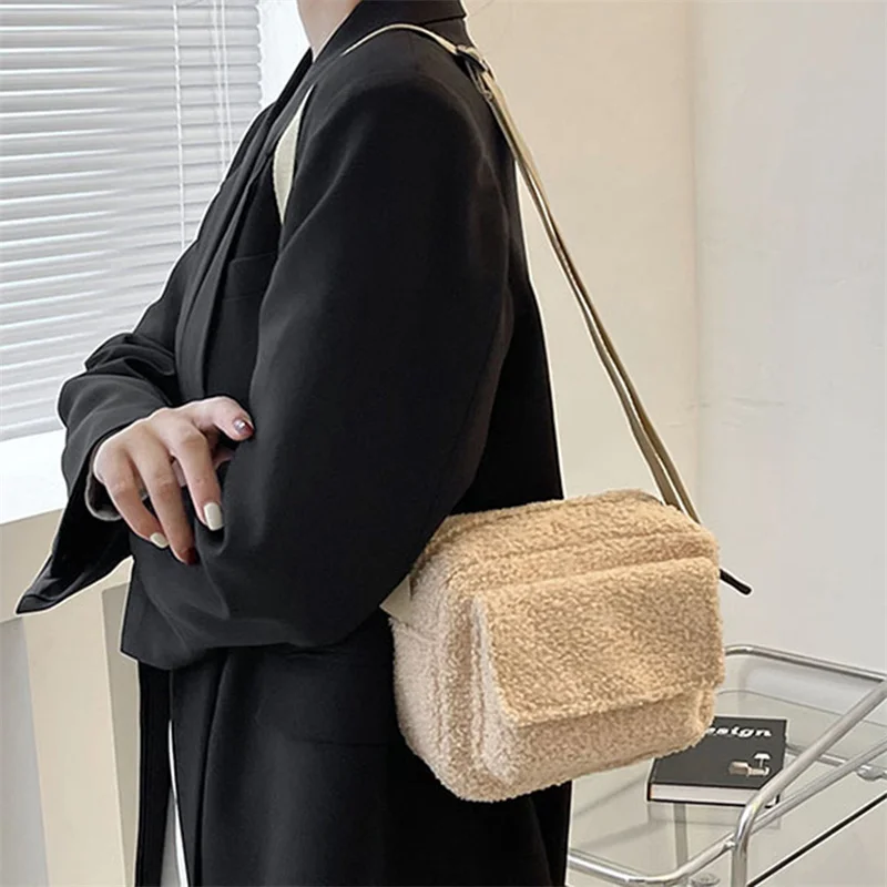 Bolsa crossbody de tecido felpudo para mulheres, bolsas de grife femininas, lã de cordeiro, pele fofa, moda inverno, pequena, nova, 2022, 2024