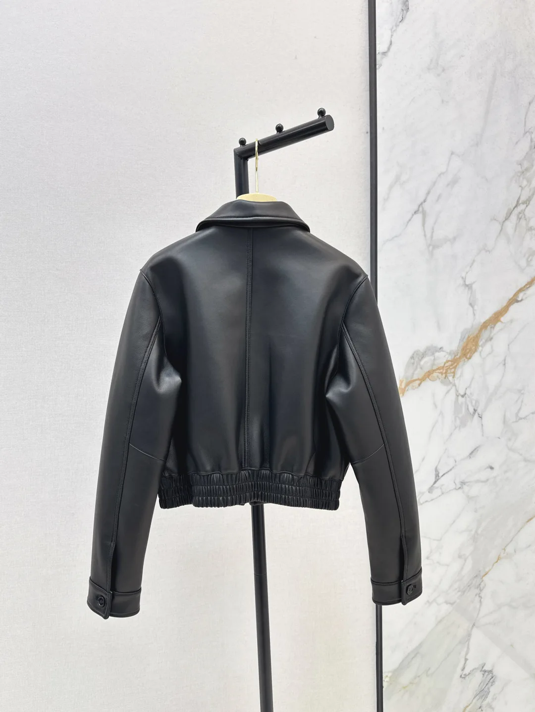 Giacca in vera pelle dal design con risvolto dentellato, elegante e vestibilità slim per un look lusinghiero, ultra morbida e confortevole