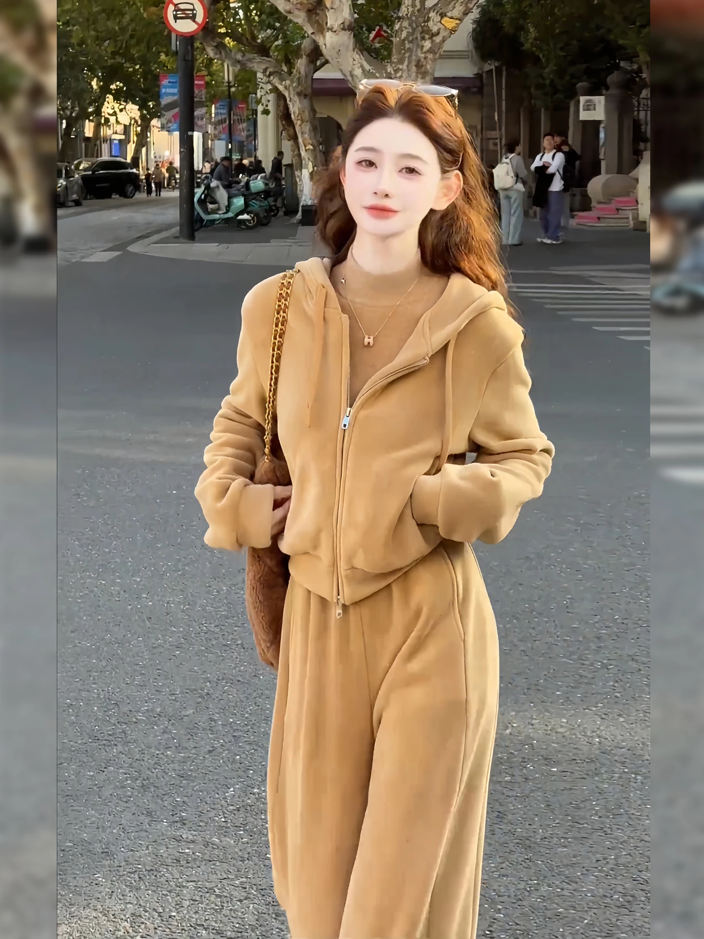 

Женский повседневный спортивный костюм в корейском стиле: новая коллекция весна-осень, толстовка на молнии с капюшоном и брюки с высокой талией и широкими штанинами, комплект из двух предметов.