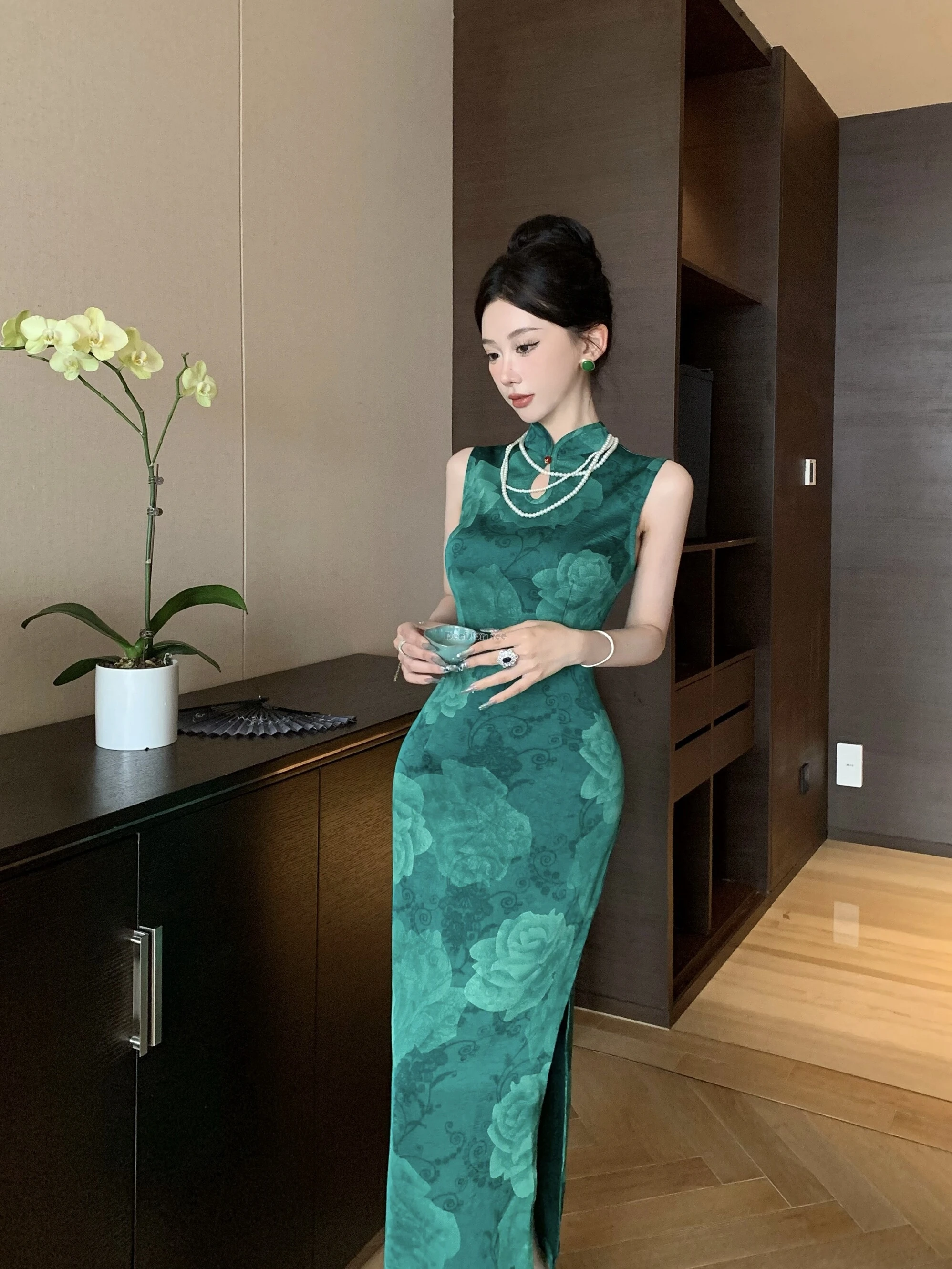 

2025 new chinese retro fashion style sleeveless stand collar cheongsam dress hollow out design slimming women elegant long qipao