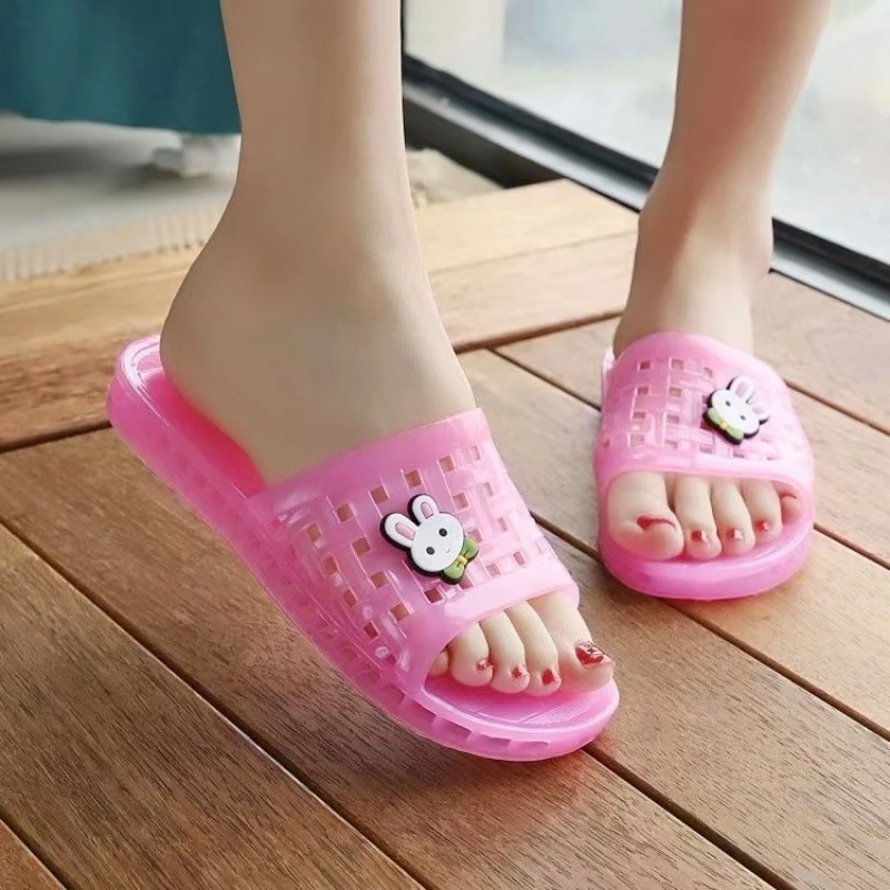 

Новые женские желеобразные тапочки для ванной комнаты с литьем под давлением, мягкая подошва, нескользящие домашние тапочки ярких цветов на плоской подошве с защитой от запаха