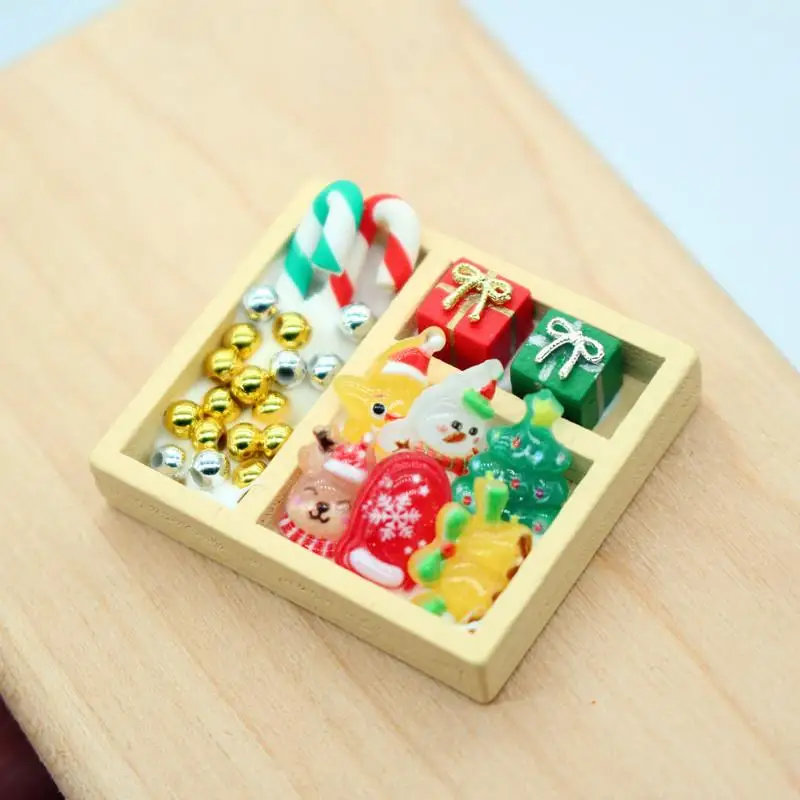 1 Set 3,5 * 3 * 0,5 cm Mini Hängender Baum Modell Puppenhaus Bunte Süßigkeiten Weihnachtsgeschenkbox Urlaub Dekoration Puppenzubehör