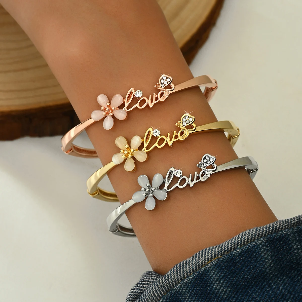 Trendy and Personalized Explosive Bracelet, Fashionable, Elegant, Versatile, Alloy Flower Hollow Women's Accessory