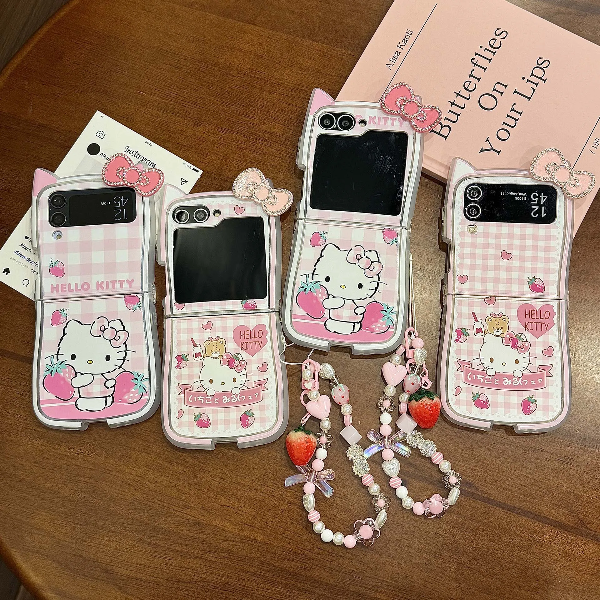 Capa de celular com orelhas de gato e morangos para Samsung Z Flip 7/6/5 Z Flip 4/3, com cordão de miçangas, capa fofa e feminina com tema da Hello Kitty.