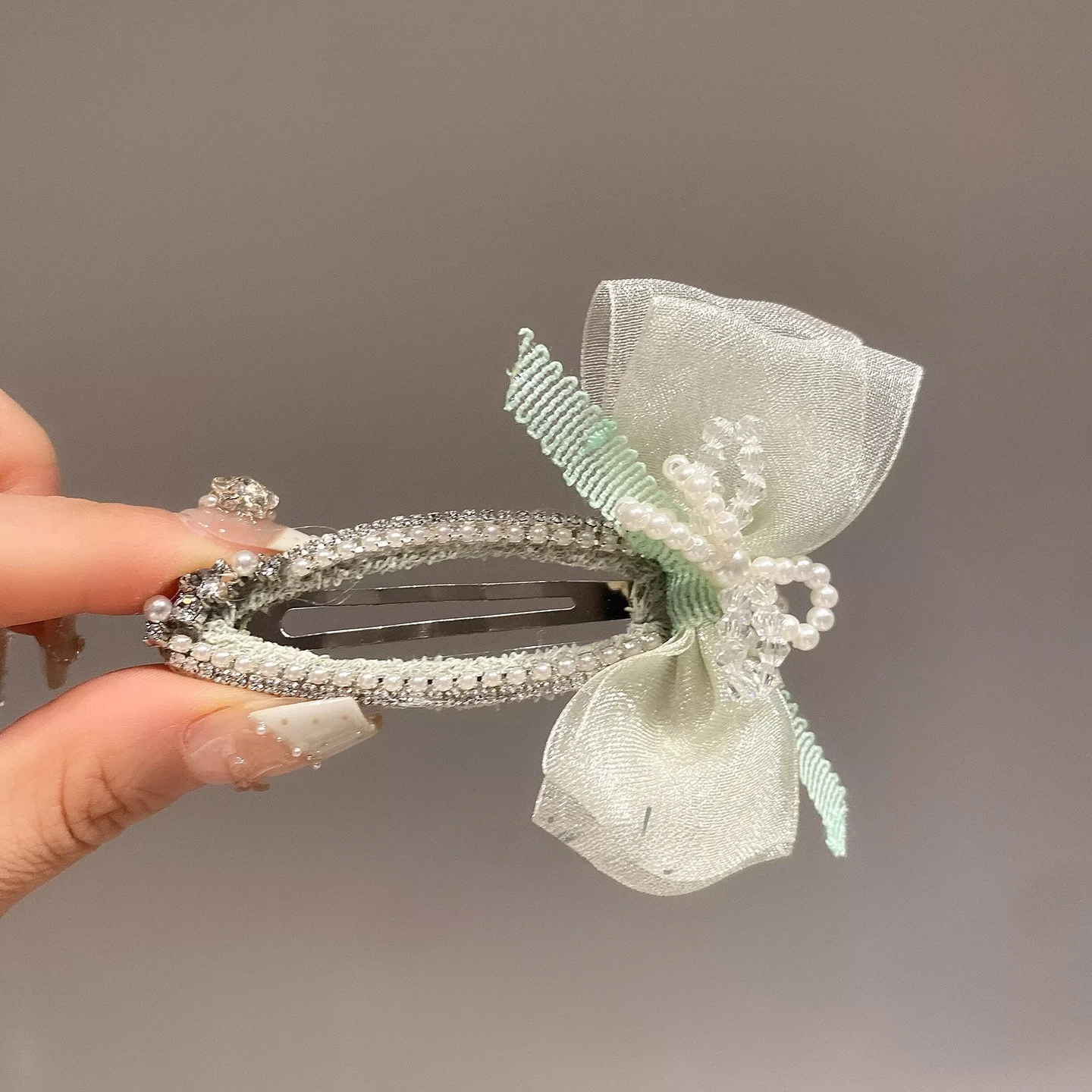 presilha-de-cabelo-lateral-feminina-elegante-com-no-de-perola-otago-shantung-verde-claro-doce-para-pequenos-eventos