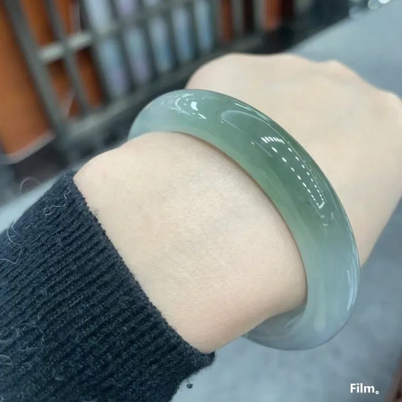 Myanmar bracelet, ice-waxy translucent jadeite with oil-green and floral patterns, regular round shape, noble concubine