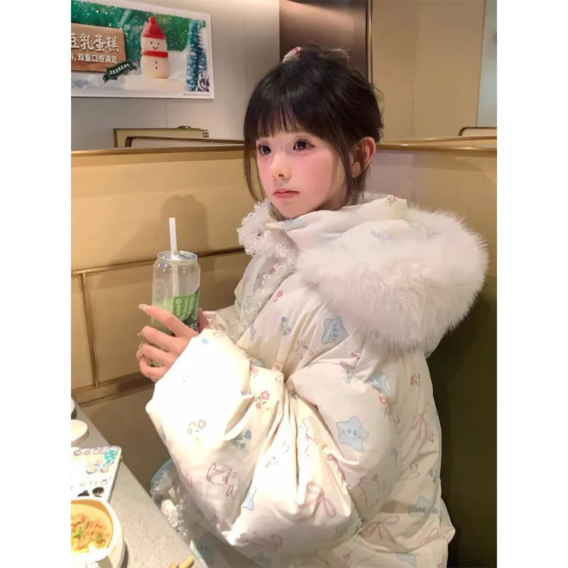 

Зимняя корейская версия сладкой хлопковой куртки с принтом дофамина, женская дизайнерская модная одежда с капюшоном в студенческом стиле