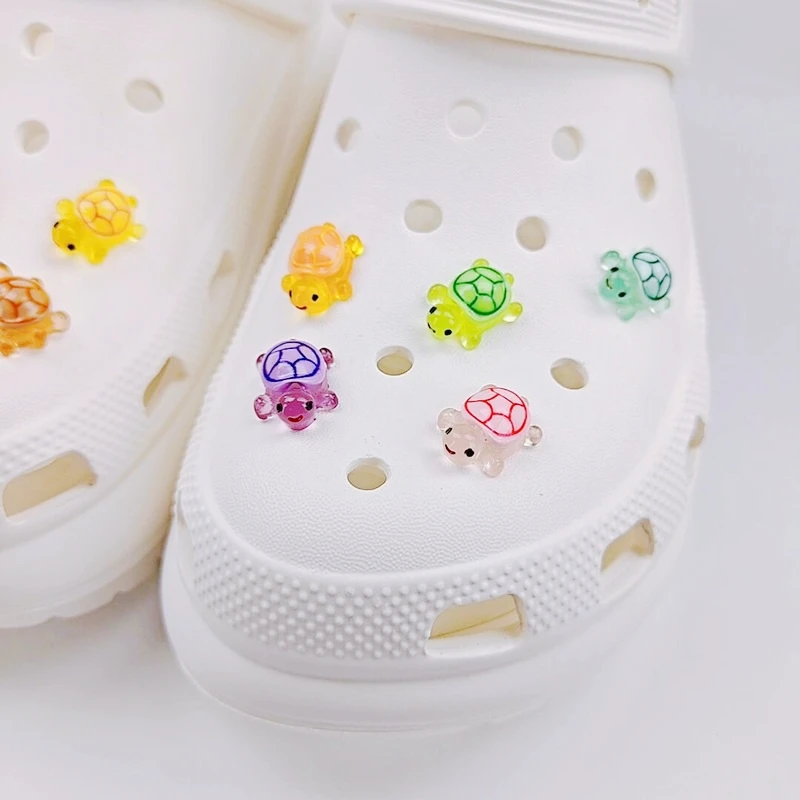 ทั้งชุดขายร้อน DIY รองเท้า Charms น่ารักการ์ตูนเต่าส่องสว่างอุปกรณ์เสริม Designer Garden ตกแต่งรองเท้าสาวของขวัญ