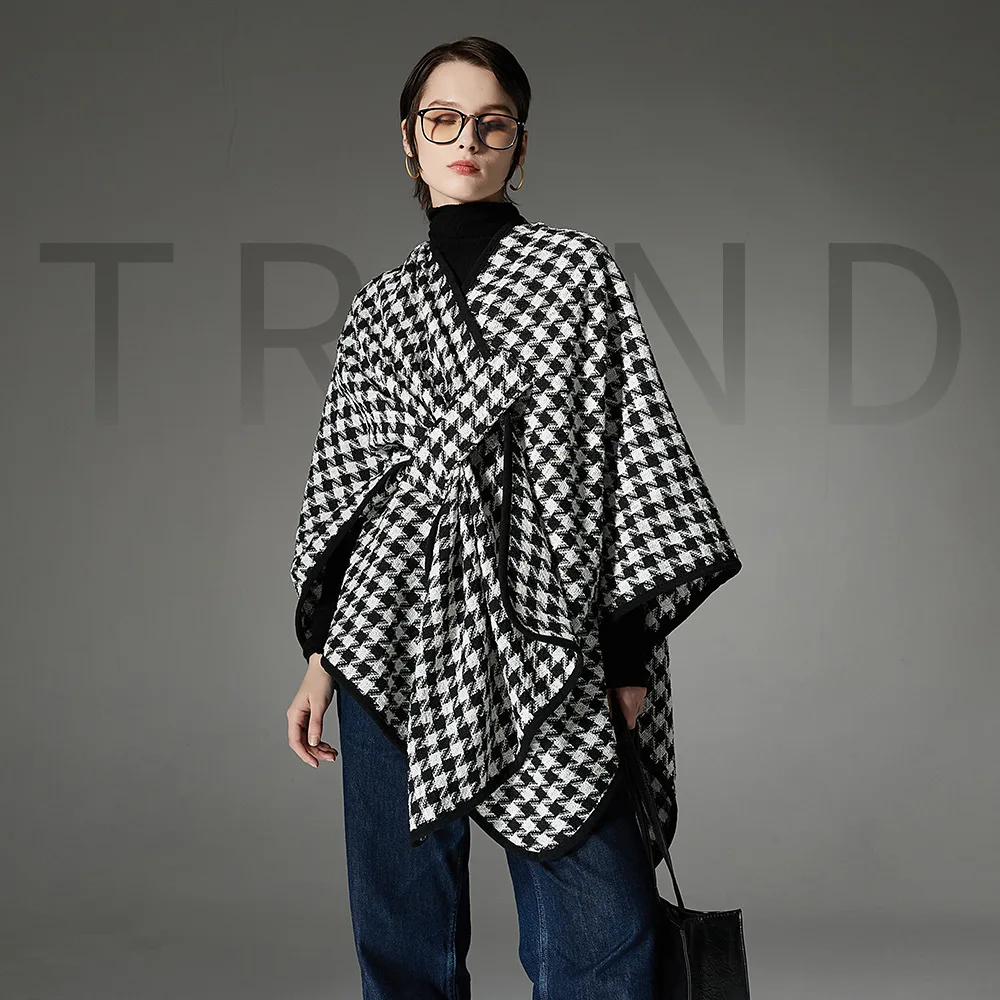 

Fashion Vintage Black White Plaids Cape Coat Unisex Autumn Winter Wool Blends Outerwear Cloak Side Buckle Travel Wraps Luxury