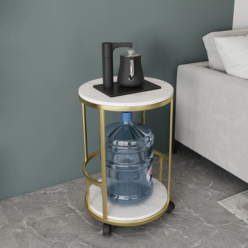 

Скандинавский мраморный диван с краями, несколько простых современных светильников для гостиной, роскошный шкаф для кипящей воды, балкон, передвижной чайный столик с водой в бутылках