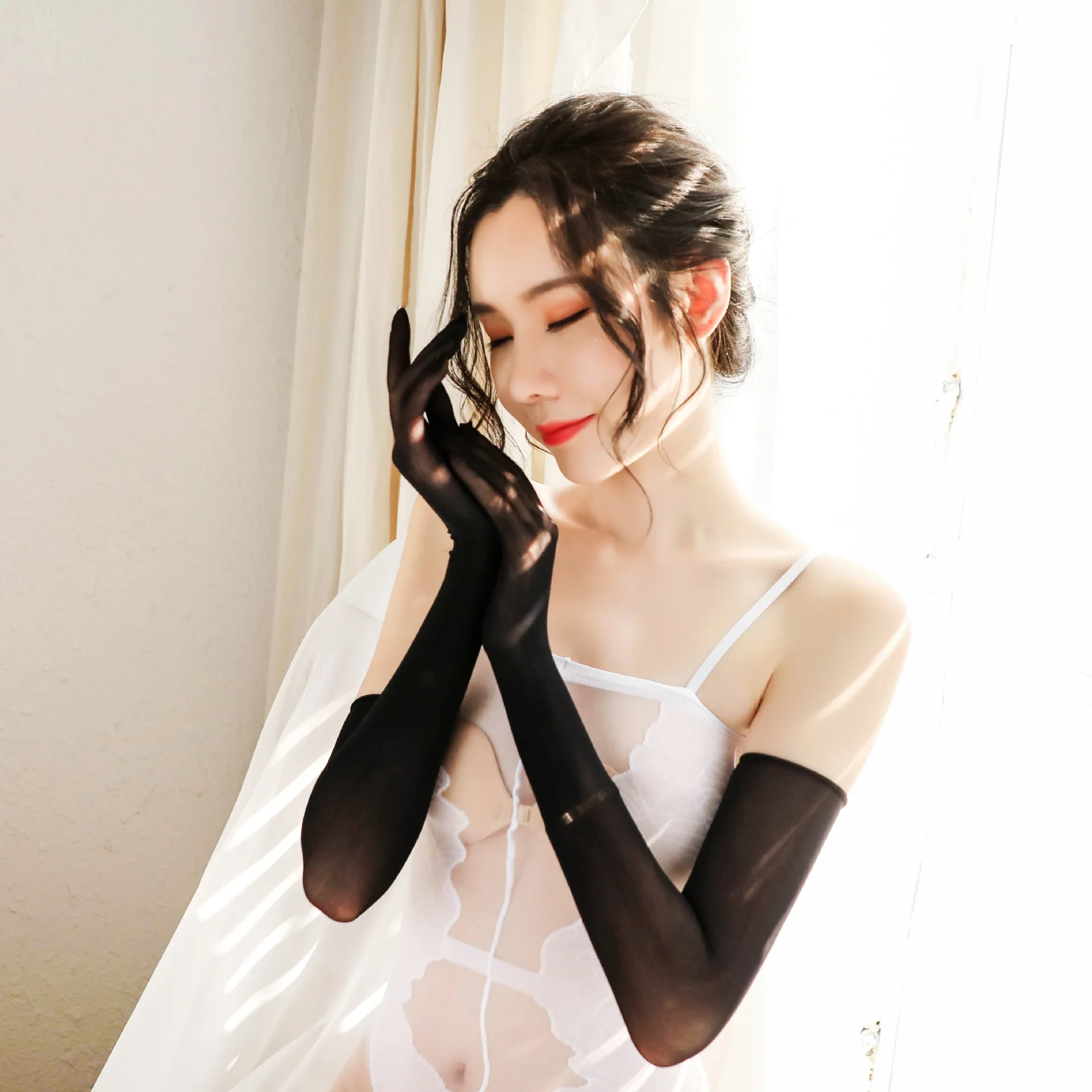 夏の女性の超薄型セクシーなシームレスなレースのロング手袋 5 本指手袋日焼け止め高品質ファッション透明エロ