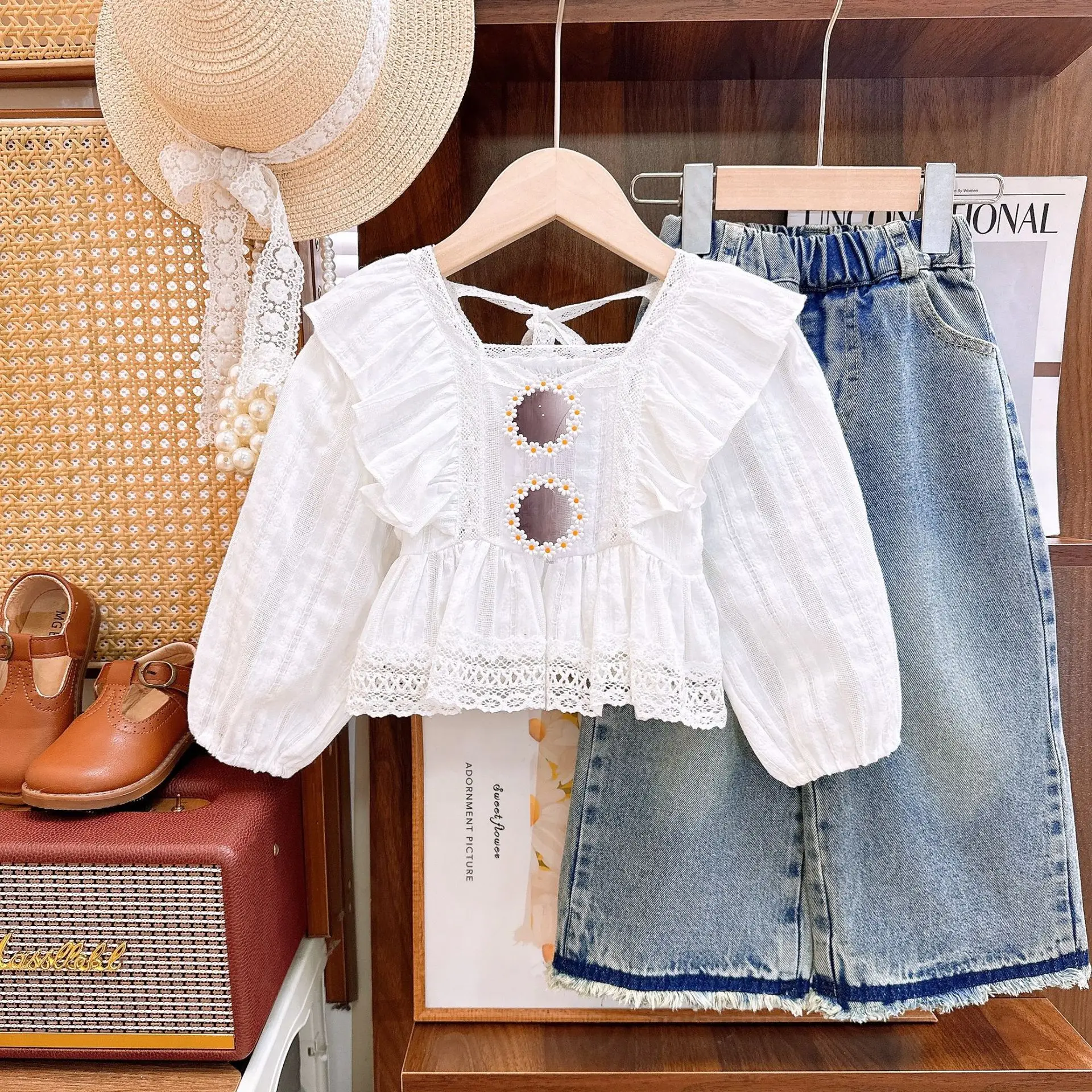 

2024 Spring And Autumn Season New Girl Cute Bubble Sleeve Top With Straight Leg Jeans Two Piece Set