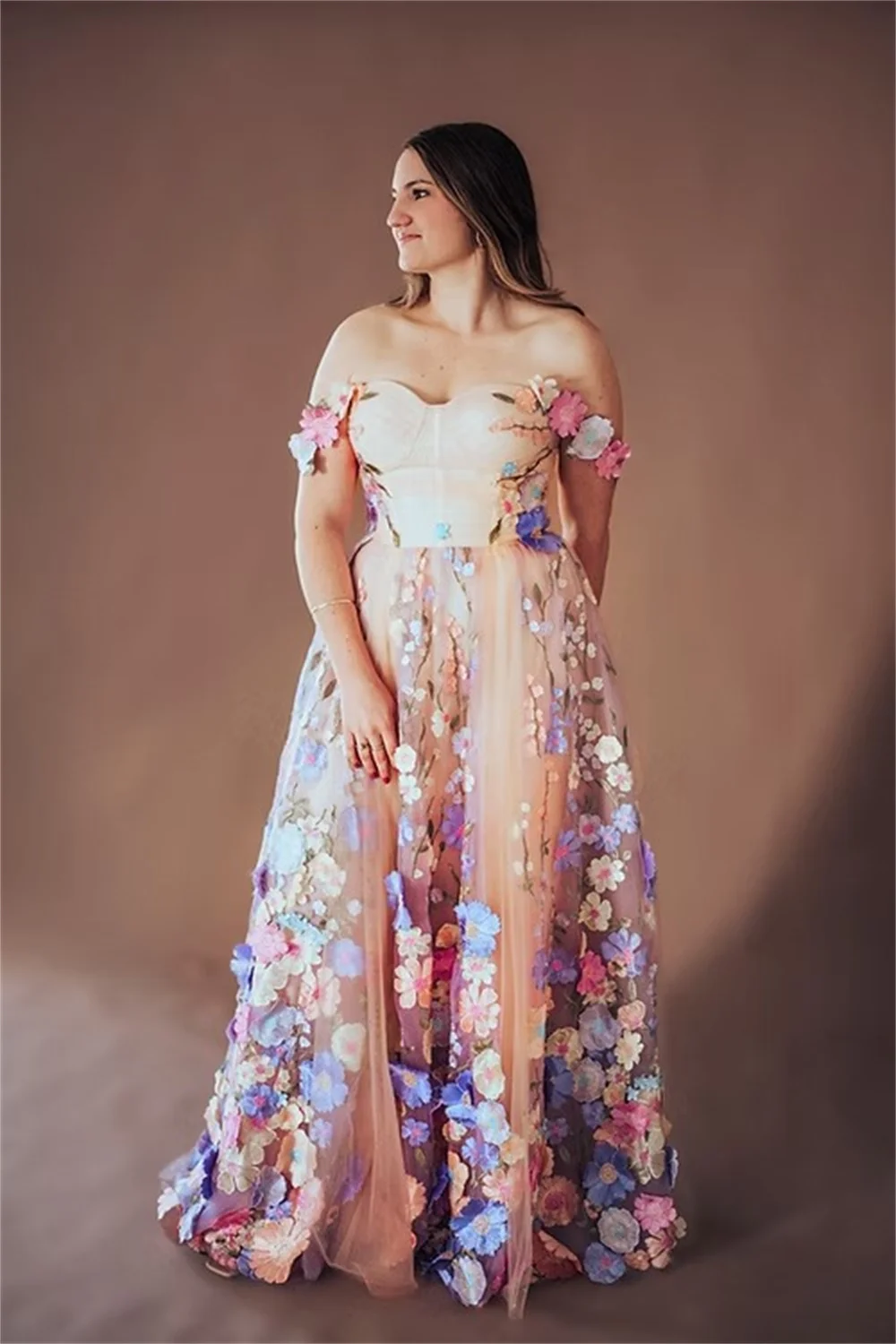 Tokyo Maßgeschneidertes beigefarbenes Brautkleid mit Blumenträgern, ärmellos, Reißverschluss hinten, Blumen-A-Linien-Brautkleid, bodenlange Brautkleider