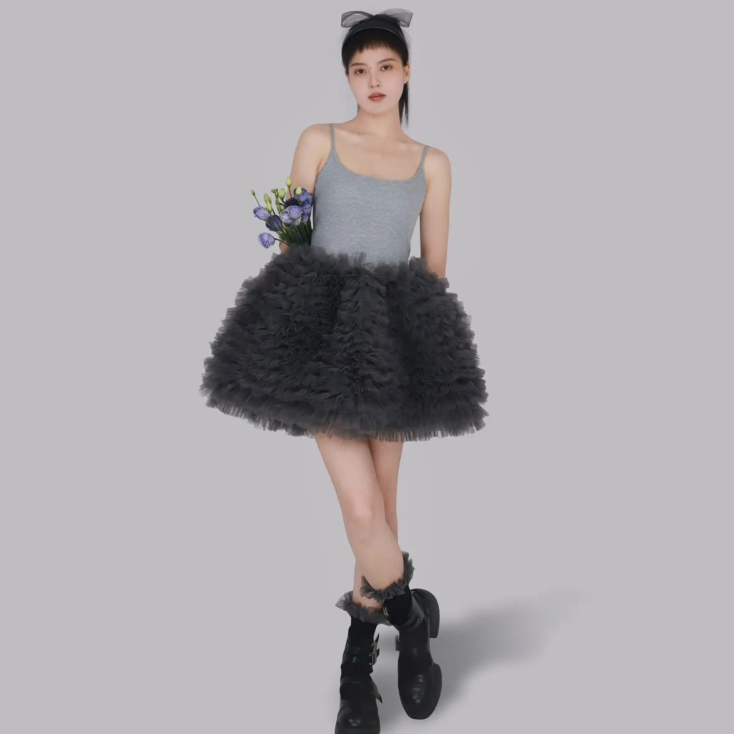 Damska sukienka na ramiączkach z siateczką, falbankami, kontrastowymi kolorami, marszczeniami z gazy, kwiatowymi wstawkami, puszysta spódnica w kształcie litery A.