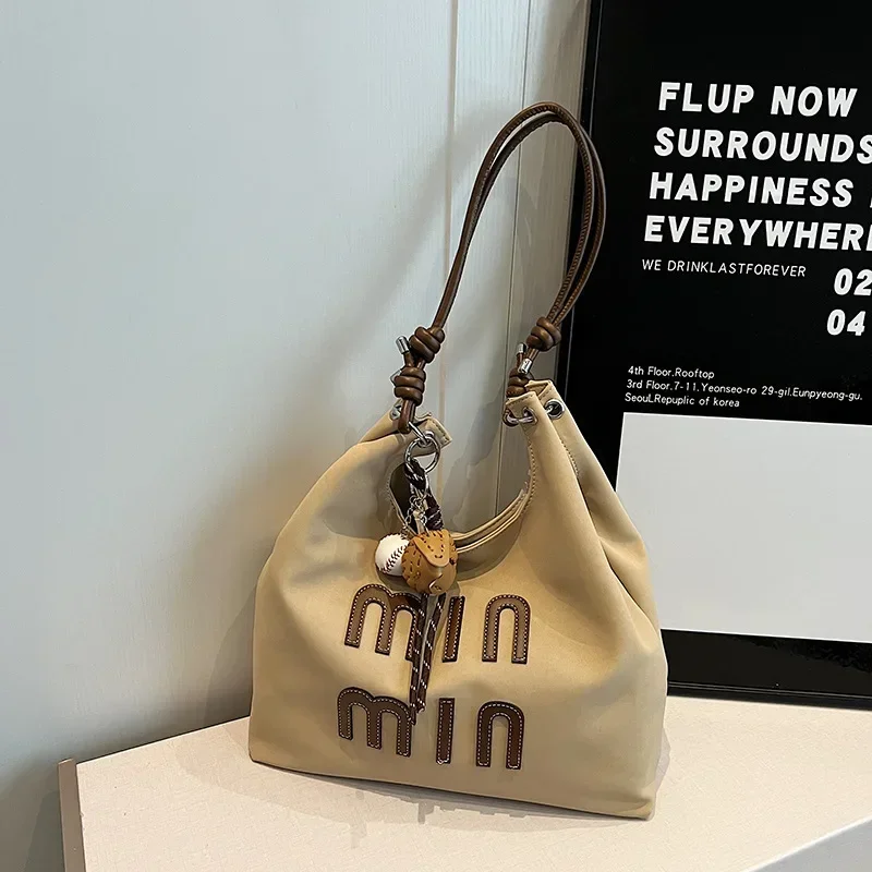 2025 Nuevo bolso de mano retro de moda para mujer, mate informal de gran capacidad, ideal para desplazamientos, estilo de hombro